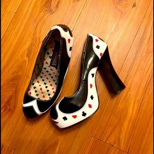 Unique heels - #LasVegas style. Size 8. Good condition, a few scuffs & wear.